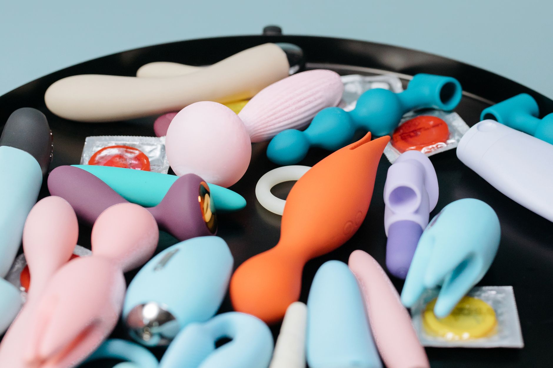 Collection colorée d'objets abstraits sur fond jaune éclatant représentant la transformation et la clarté